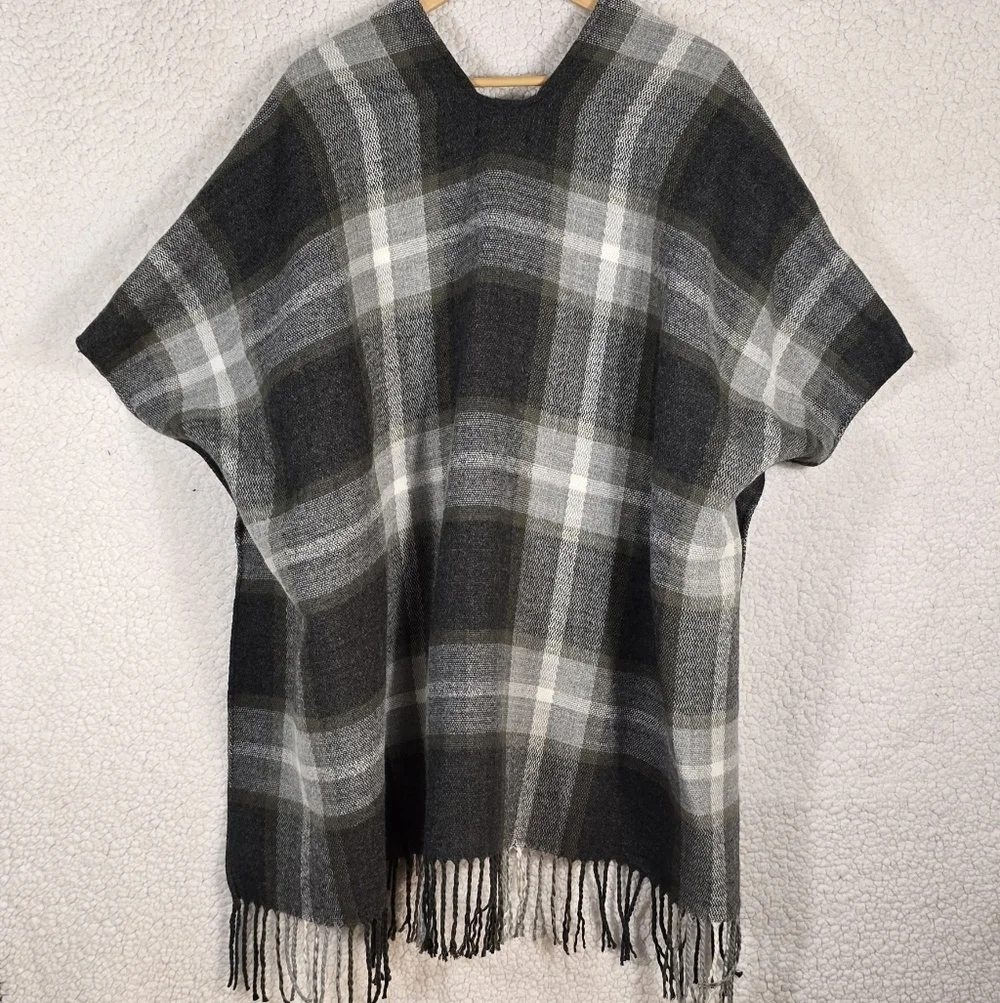 Marcus Adler Plaid Poncho Cozy Shawl Cape Gray Black Fringe Sz. O/S